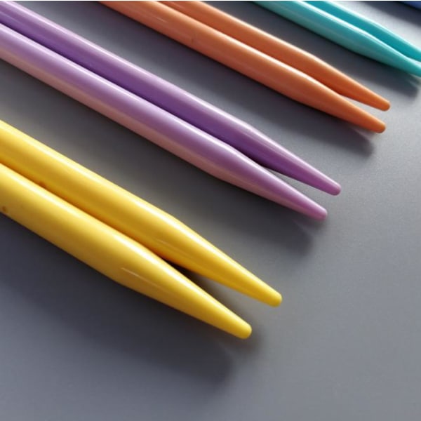 N018 - Set med 7 st. storlekar Strumpstickor i plast multifärg one size