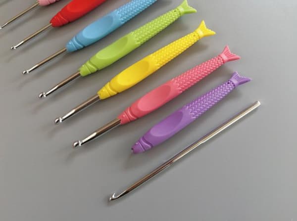 N132 - Set med 8 st. ergonomiska virknålar multifärg one size