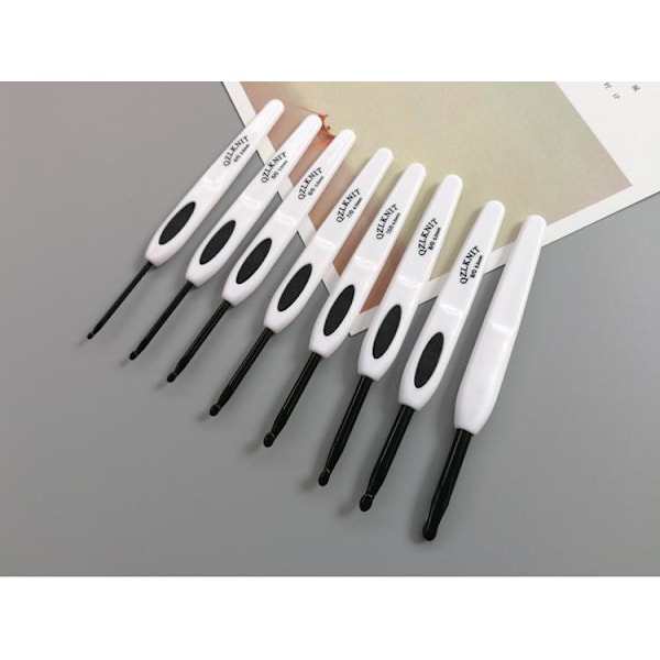 N140 - Set med 8 st. snygga ergonomiska virknålar Svart / Vit Svart one size