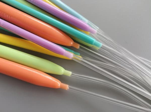 N049 - Set med 12 st. färgglada rundstickor 80 cm i plast multifärg one size