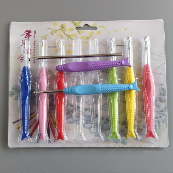 N132 - Set med 8 st. ergonomiska virknålar multifärg one size