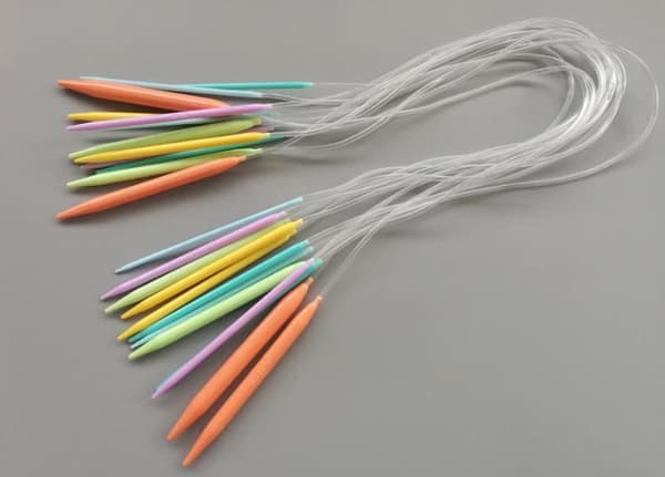 N049 - Set med 12 st. färgglada rundstickor 80 cm i plast multifärg one size