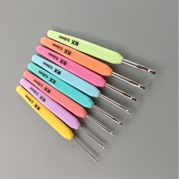 N032 - Set med 16 st. ergonomiska virknålar med fodral multifärg one size