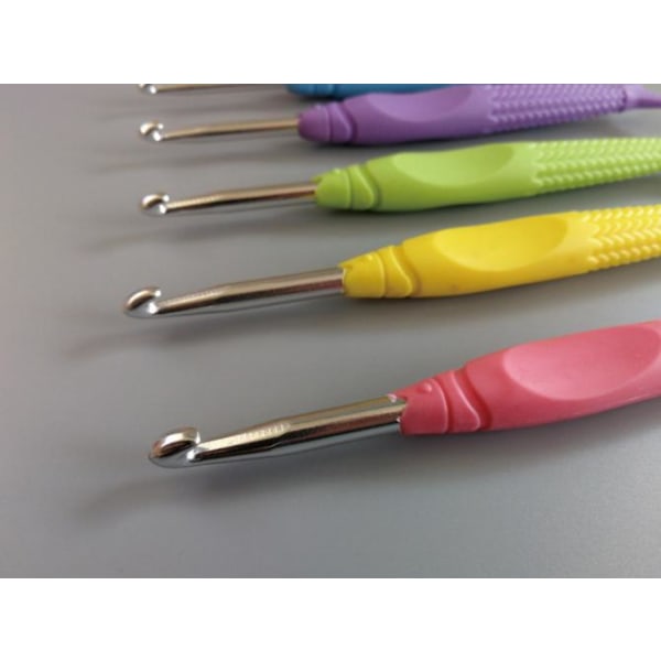 N132 - Set med 8 st. ergonomiska virknålar multifärg one size