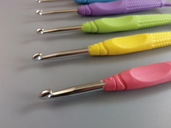 N132 - Set med 8 st. ergonomiska virknålar multifärg one size