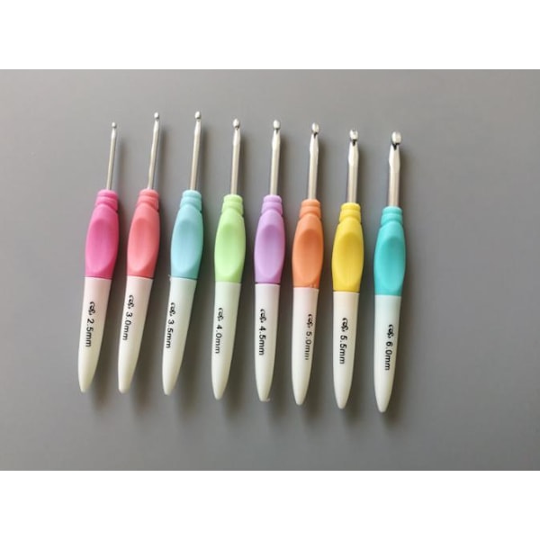 N131 - Set med 8 st. ergonomiska virknålar multifärg one size