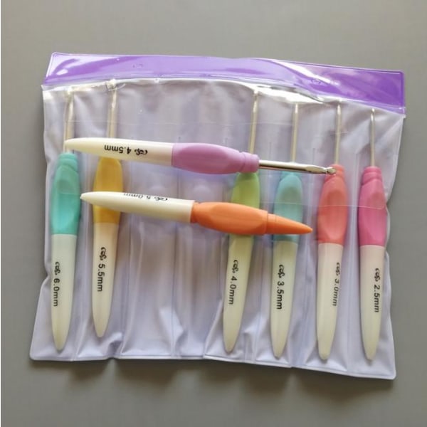 N131 - Set med 8 st. ergonomiska virknålar multifärg one size