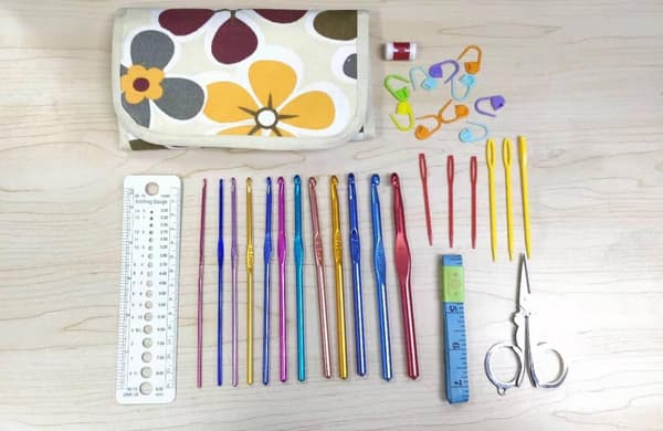 N053 - Set med 12 st. virknålar plus måttsticka, måttband etc. multifärg one size