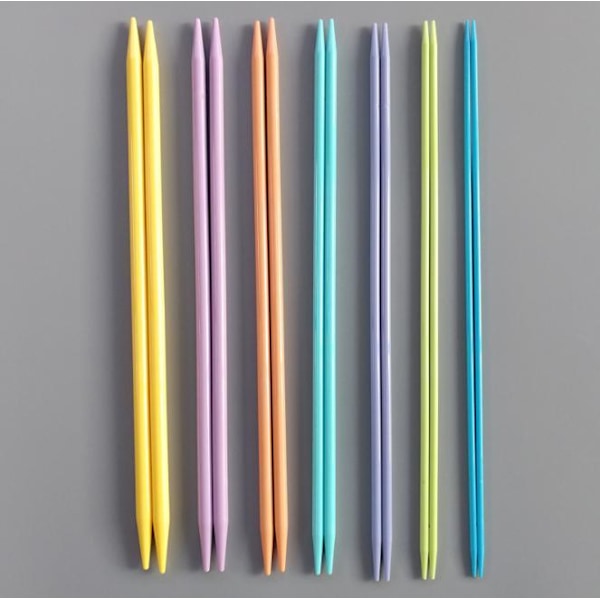 N018 - Set med 7 st. storlekar Strumpstickor i plast multifärg one size