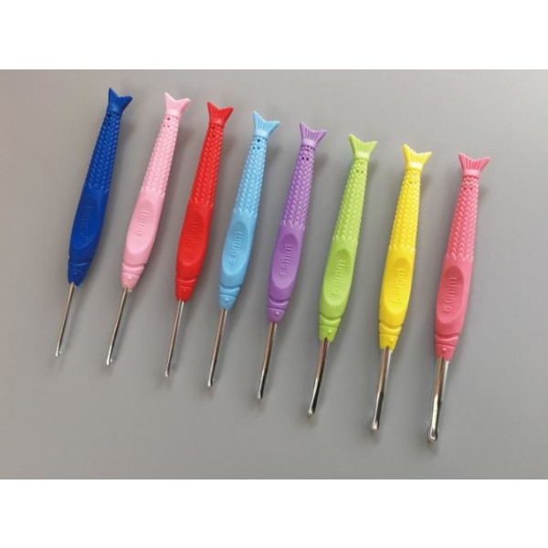 N132 - Set med 8 st. ergonomiska virknålar multifärg one size