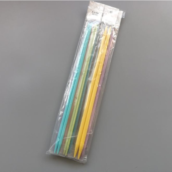 N018 - Set med 7 st. storlekar Strumpstickor i plast multifärg one size