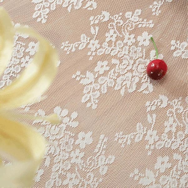 Blonderduk - Hult blomsterdesign skaper en julemiddagsborddekking black 1pcs
