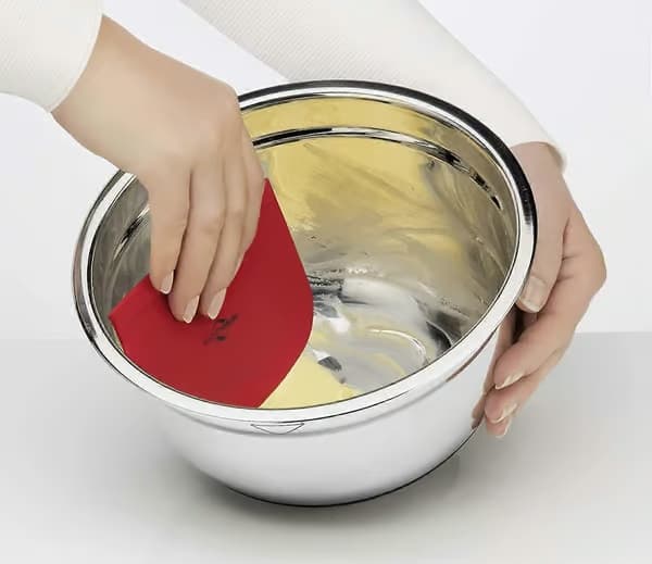 Degskrapa i rostfritt stål och plast med måttskala, tål maskindisk