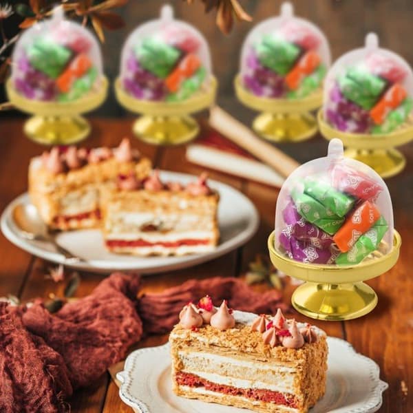 Sæt med 12 mini plastik kagefade med kuppellåg - guld - til slik, cupcakes, macarons