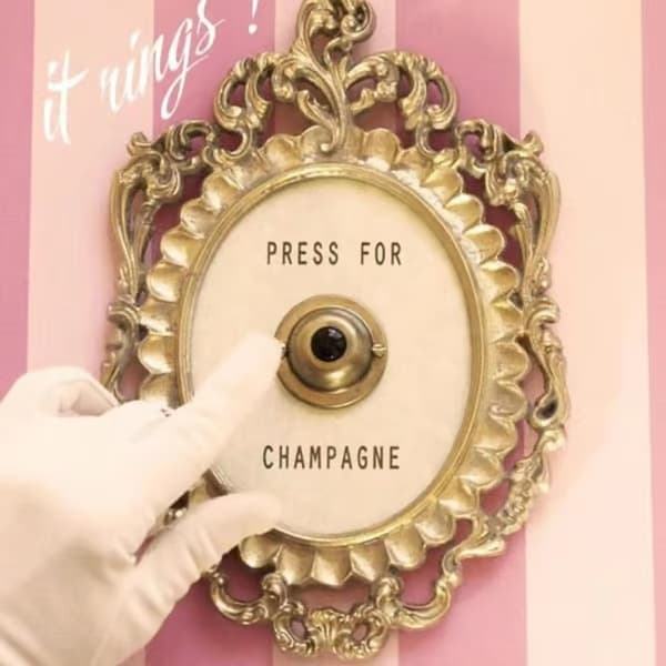 Veggdekorasjon med champagnetema