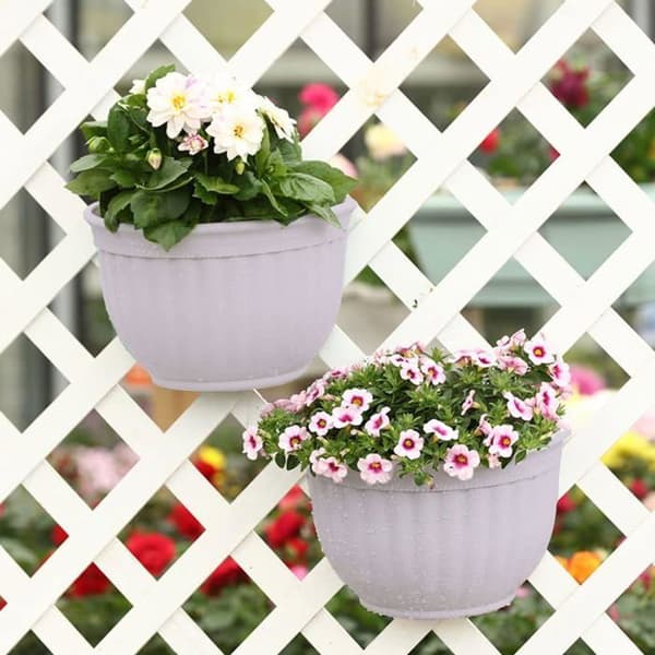 Set med 2 hängande blomkrukor i plast med dränering och 4 krokar (vit + vit)