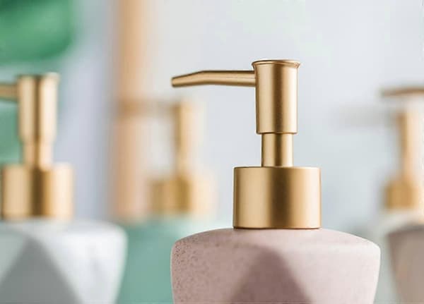 2-pack Keramiska Tvålpumpar i Nordisk Stil Påfyllningsbara Flytande Pumpflaskor | Texturerad Design med Guldfläckar