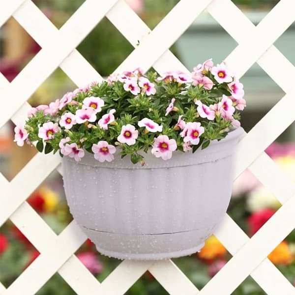 Set med 2 hängande blomkrukor i plast med dränering och 4 krokar (vit + vit)