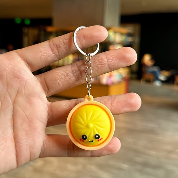 dumpling squishy nøglering, klemme nøglering, dumpling fidget legetøj, sjov nøglering til angst og stressreduktion gul