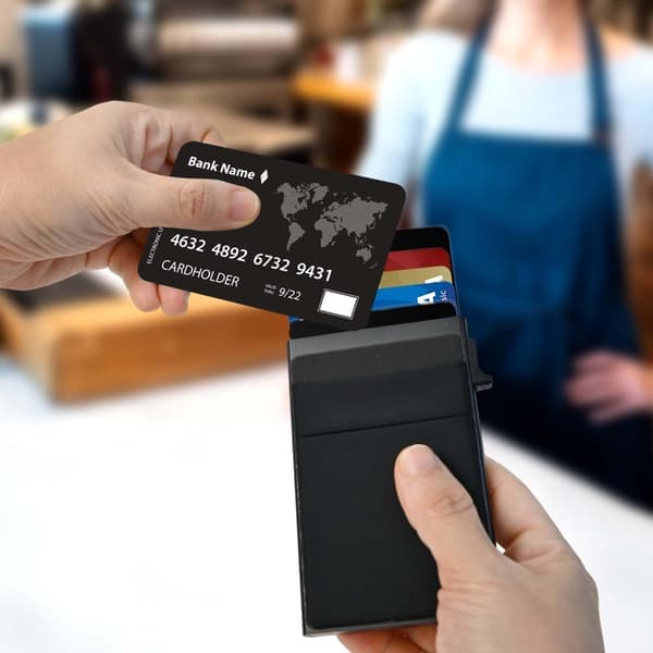 Pop-Up Kort Organizer – Kompakt med RFID-blokering og Integreret Kontantopbevaring – Klassisk Sort