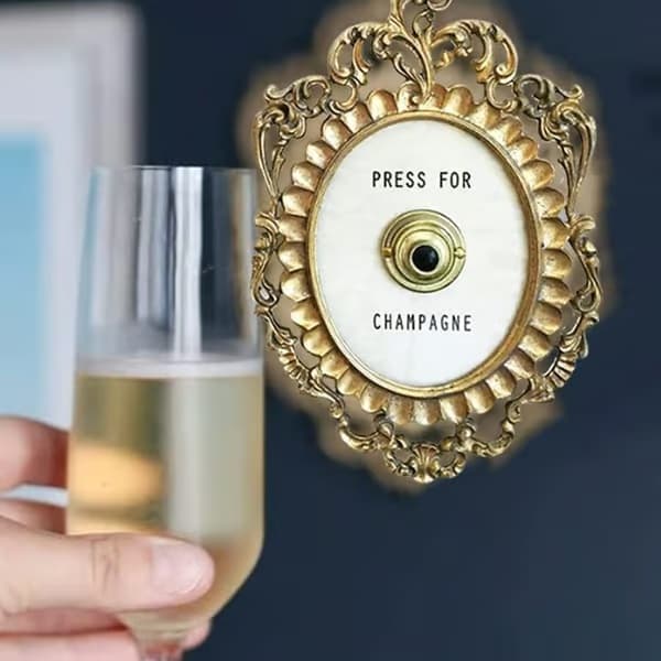 Väggdekoration med champagnetema