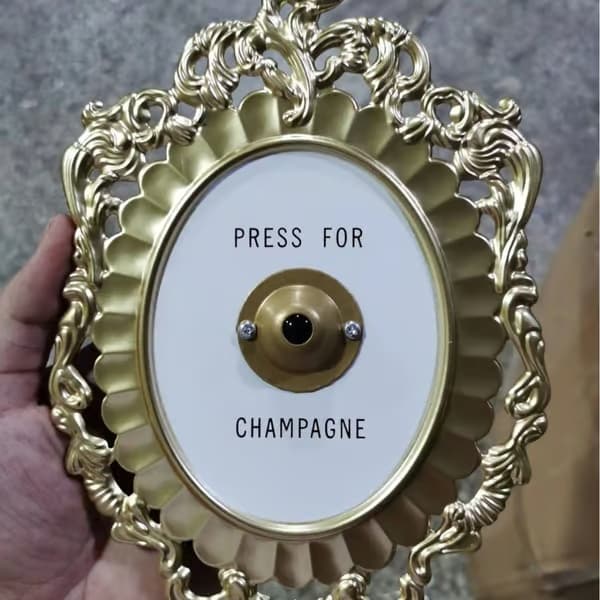 Veggdekorasjon med champagnetema