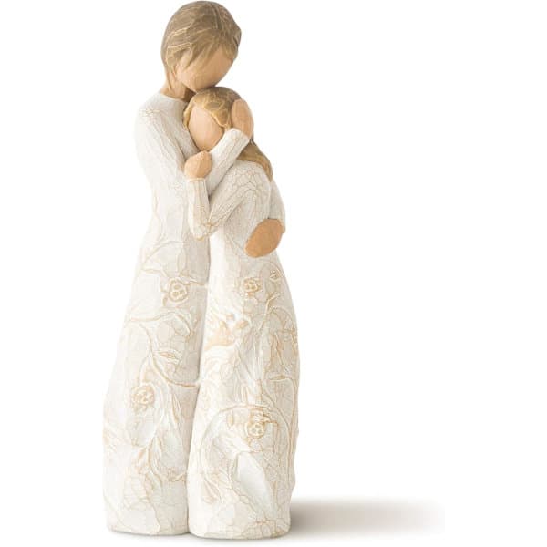 Nära mig, uttrycker kärleksfulla relationer mellan mor och dotter, skulpterad handmålad figur Mors dag-present