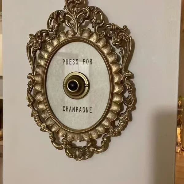 Veggdekorasjon med champagnetema