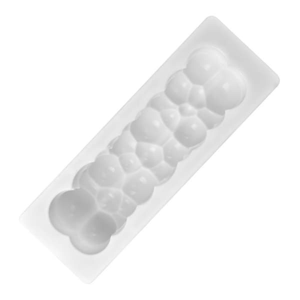 Håndlavet hvid rektangulær silikoneform til skyformet boblemousse kage.