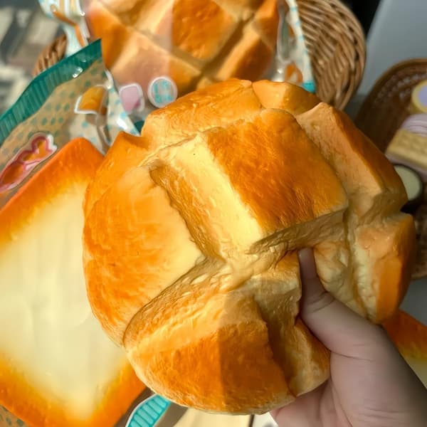 Jumbo brød-squishy – 16 cm sakte-stigende stressavlastende squishy for voksne og skrivebordsfidget