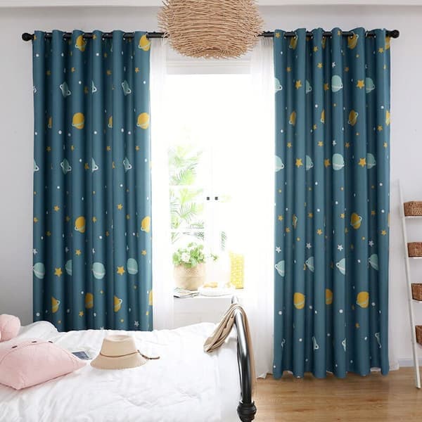 Midnattsblå mörkläggningsgardiner i polyester - Set med 2 paneler (140 x 260 cm) med animerat planetmönster för sovrum svart