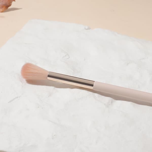 Highlighterbørste, fluffy øjenskyggebørste, uundværligt makeupværktøj til highlighter og blush (Medium Blender)