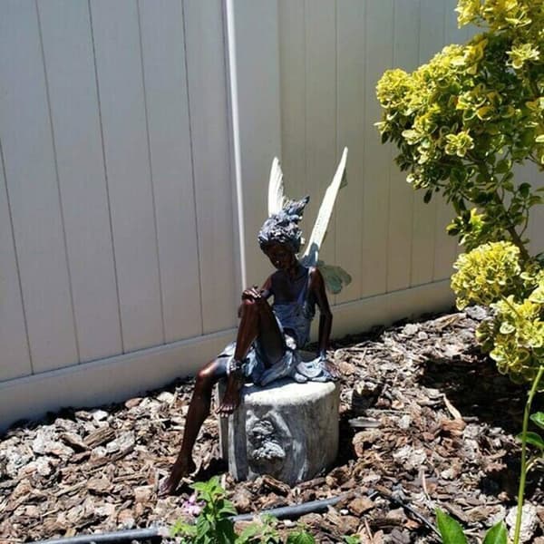 18 cm harpiks sittende fe-figur, hage- og terrassepynt