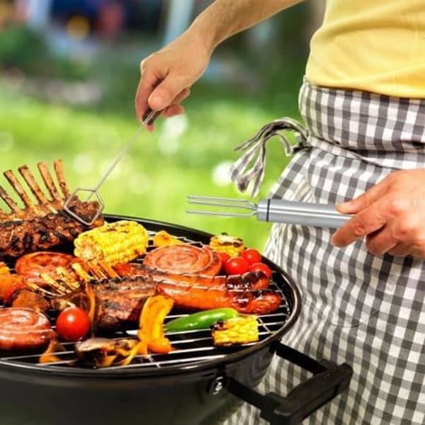 Fire maisgafler i rustfritt stål, ergonomisk utformet for grilling, camping og piknik.