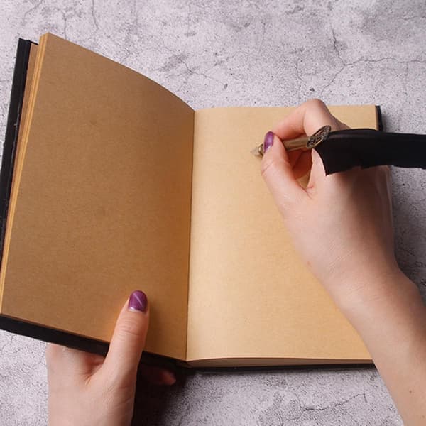 Dragejournal – 3D-præget skitsebog med drageøje-design, vintage grimoire
