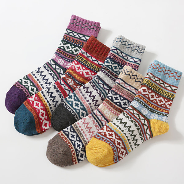 5 par strikkede sokker med vakre farger og mønstre