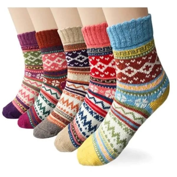 5 par strikkede sokker med vakre farger og mønstre