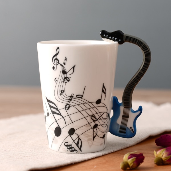 Kaffekopper med musiktema og kreative instrumenthåndtag