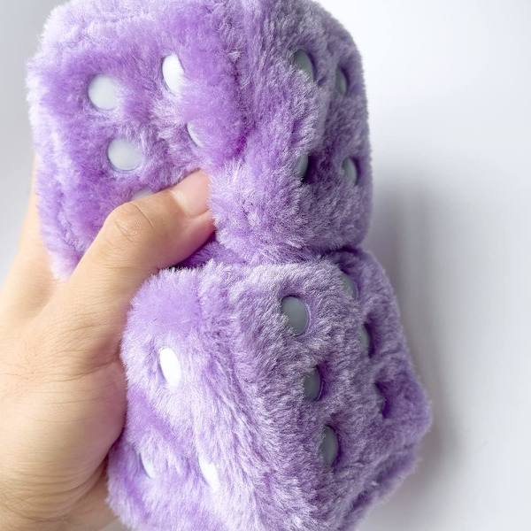 Par 3” Lila med vita prickar spegel luddig plysch tärning, lila och vit mjuk plysch bil dekorativ hängande prydnad Purple