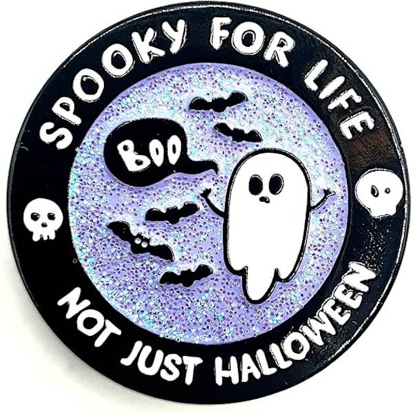 Spooky For Life, ei vain Halloween, söpö aave metallinen emali Boo -rintamerkki