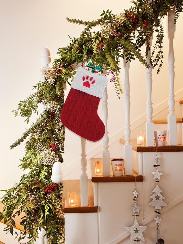 1 stk. rød strikket julesok med pote-broderi til julepynt