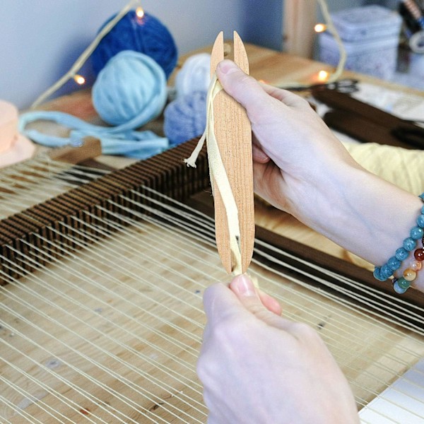 7-osainen puinen käsikangaspuupuikkosetti sisältää 5 puista virkkuukoukkua sukkuloilla, kangaspuupuikon ja kangaskamman DIY