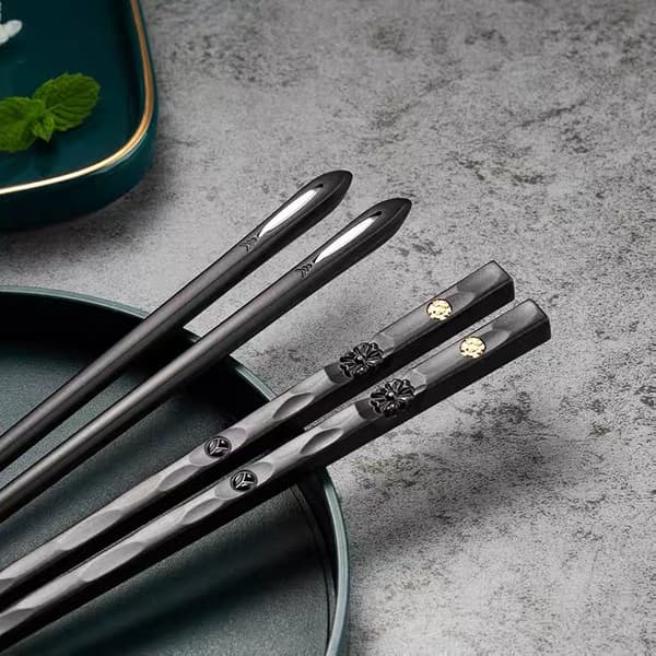 5 par sklisikre gjenbrukbare sushipinner i gravert legering 5 Pair