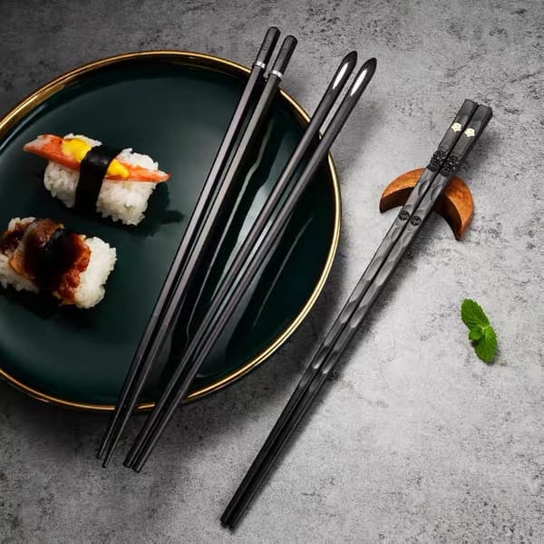 5 par sklisikre gjenbrukbare sushipinner i gravert legering 5 Pair