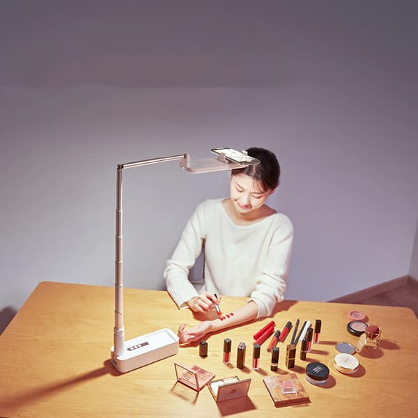 Portable Mobile Phone Tripod with Telescopic Function and Lamp
