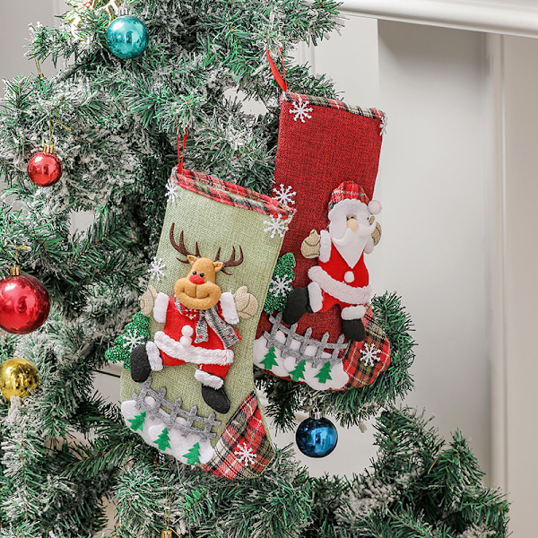 4 stycken julstrumpor med tomten, linne julstrumpor, staket julklappspåsar, julgransdekorationer, godispåsar och prydnader