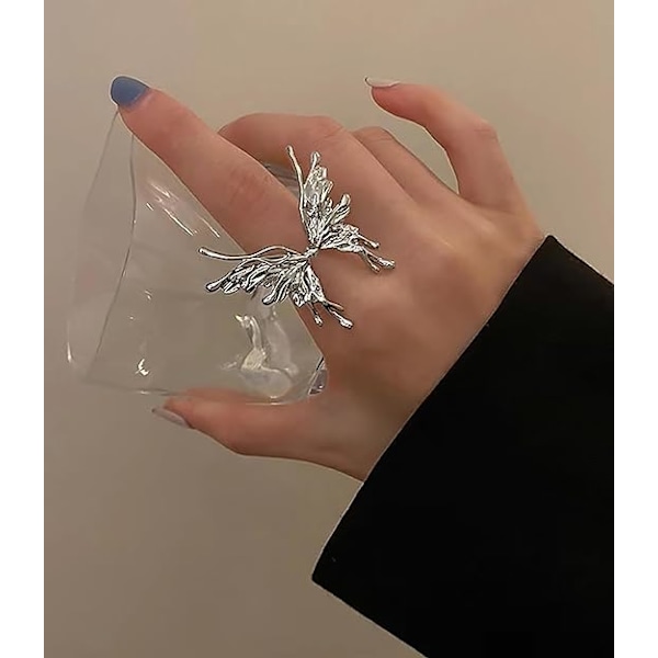 Kreativ fjärilsgeometri tungmetallring med oregelbunden personlighet, set med fyra ringar