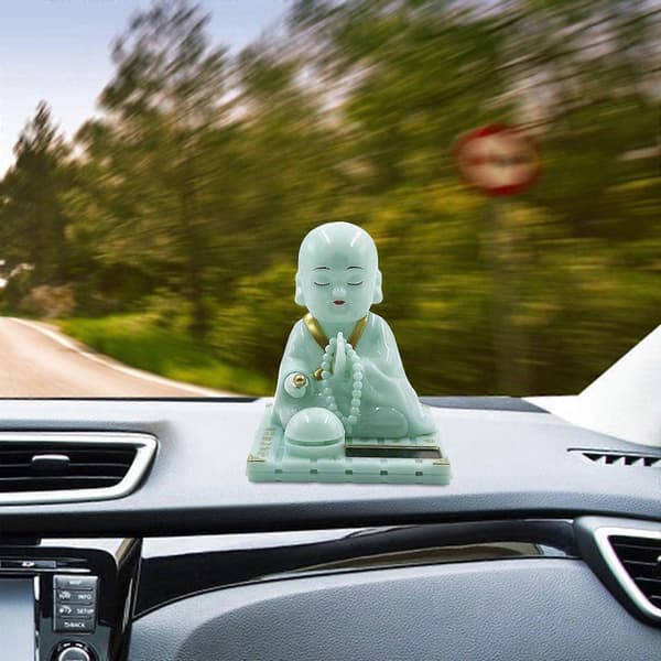 Solcelledansende Buddha Munk Bobble Head Bilpynt, Grøn Mini Munkefigur til Skrivebordsindretning