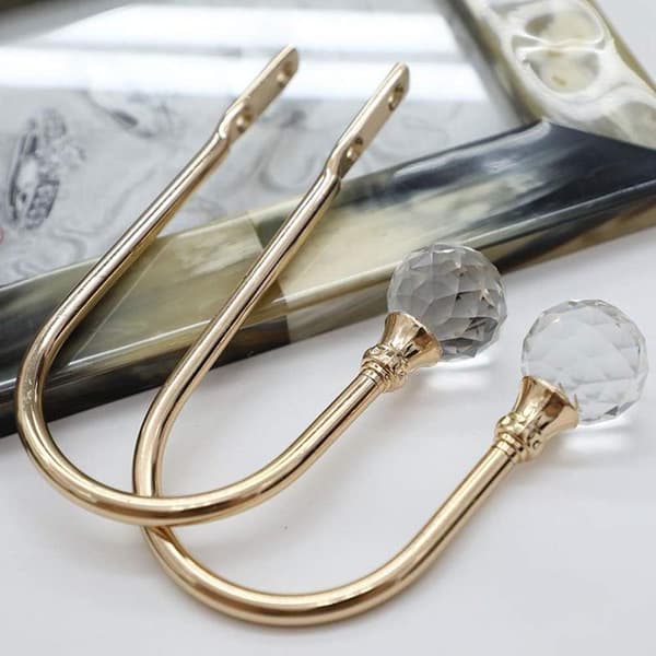 2 stk. U-formede gardiner med transparente krystalkugler til