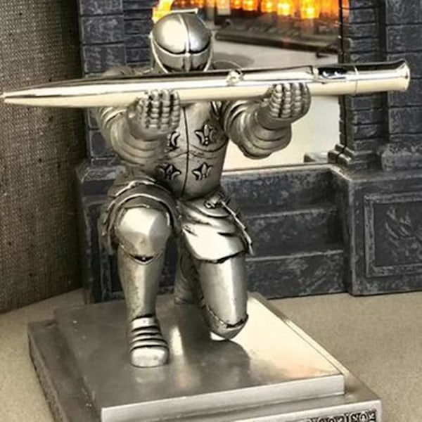 Pennhållare i Harts Riddare Penndisplay Ställ för Display Fyllpenna Doppenna Silver
